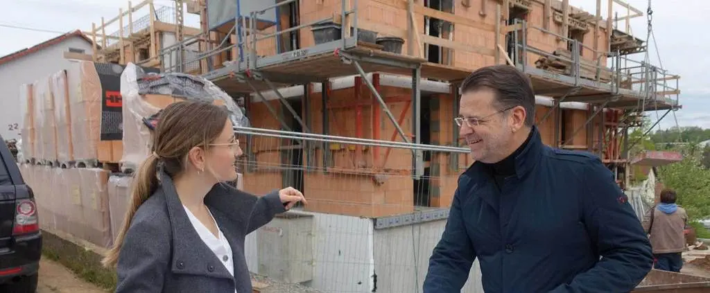 Benjamin Niestroj und Tochter Amelie Niestroj vor einer Baustelle eines Neubaus in Osterburken.